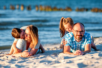 wesoła sesja fotograficzna rodzinna na plaży