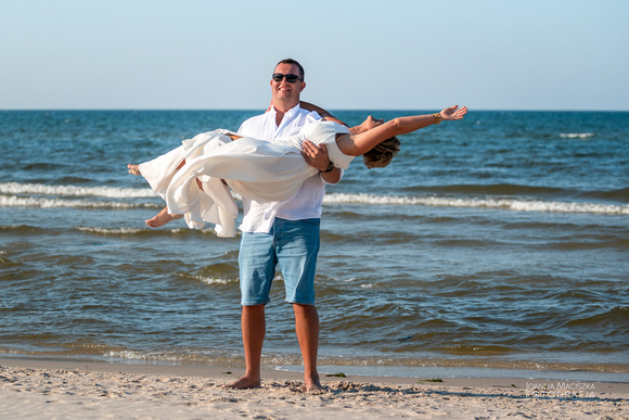 piękna małżeńska sesja zdjęciowa na plaży w Dębkach
