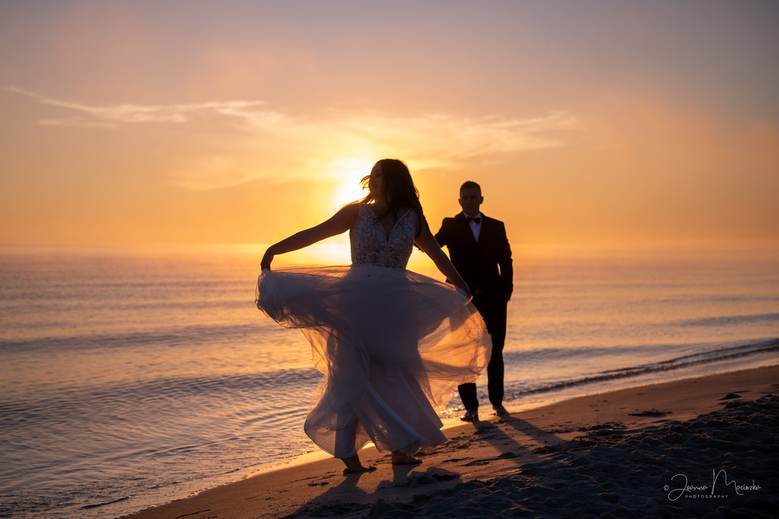 romantyczna sesja ślubna na plaży w Dębkach o wschodzie słońca