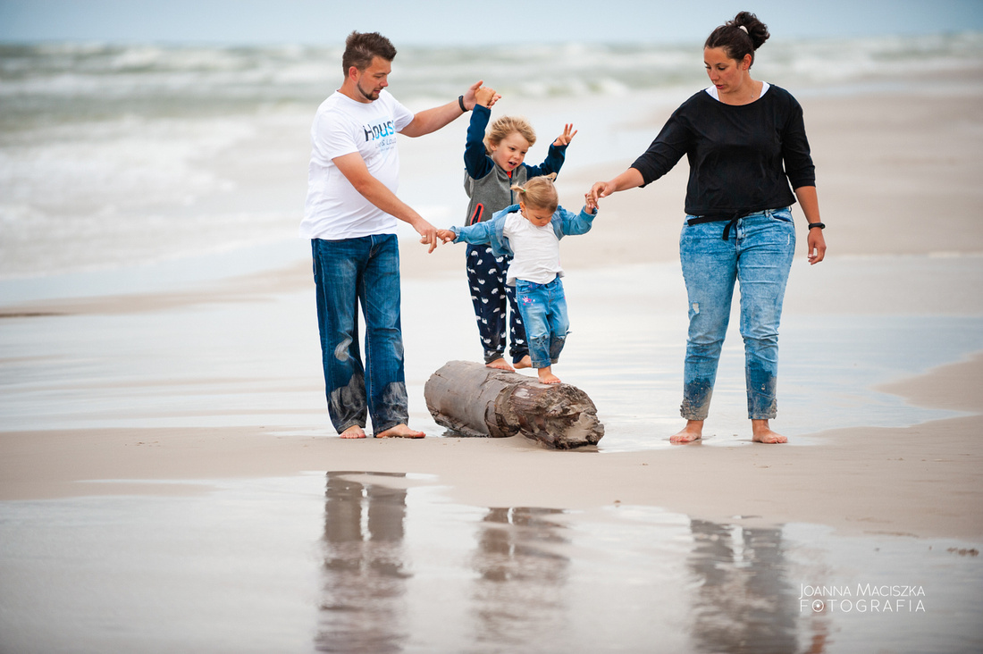 Rodzinna sesja zdjęciowa na plaży w Dębkach 