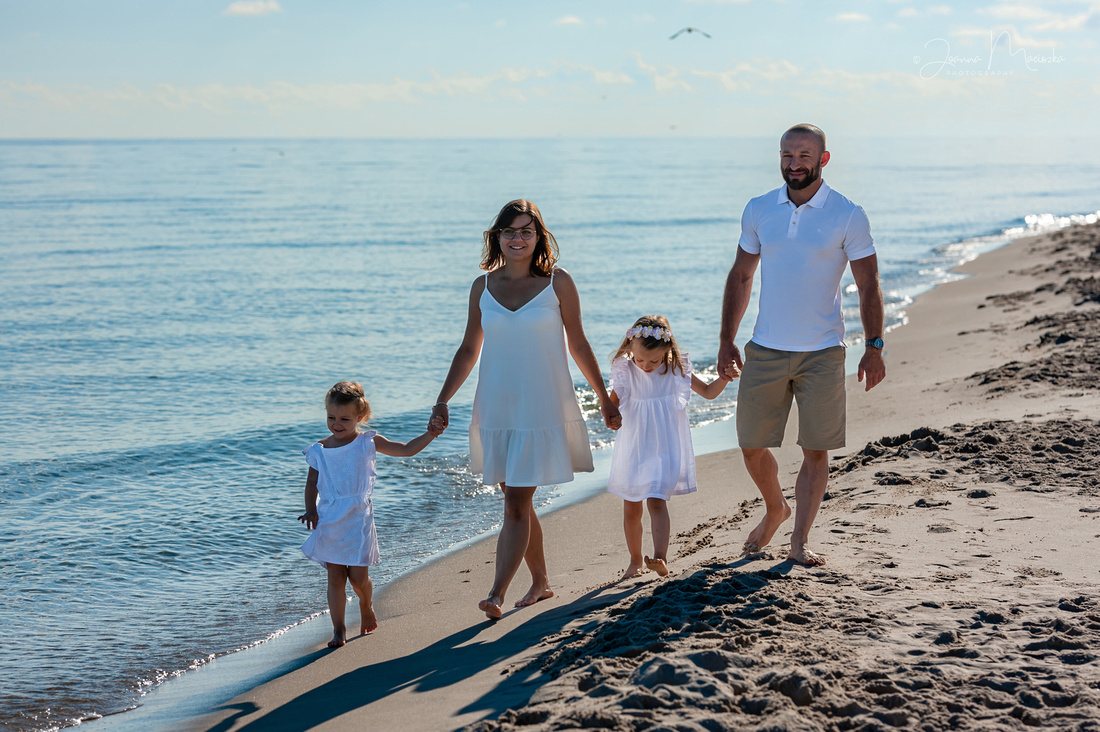 rodzinna sesja zdjęciowa w Dębkach na plaży