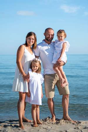 Rodzinna, radosna sesja zdjęciowa na plaży w Dębkach