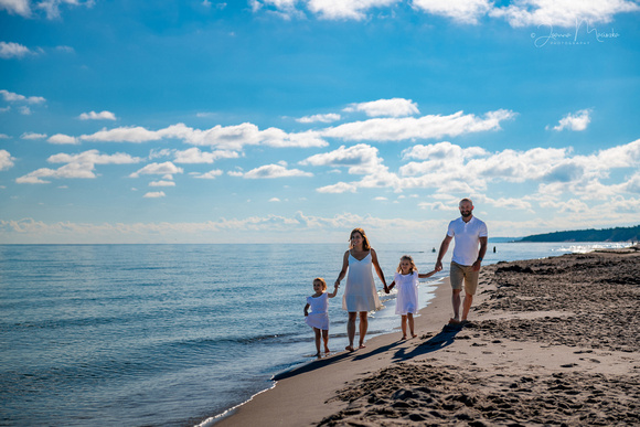 Rodzinna, radosna sesja zdjęciowa na plaży w Dębkach