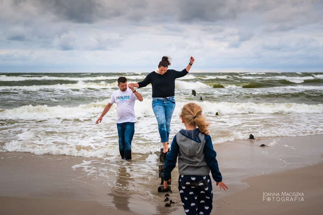 Rodzinna sesja zdjęciowa na plaży w Dębkach 