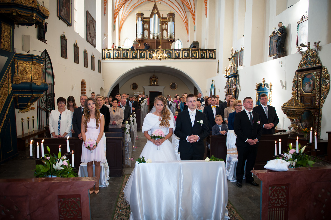 Ślub w kościele w Żarnowcu, Para Młoda w dniu ślubu Joanna Maciszka Fotografia
