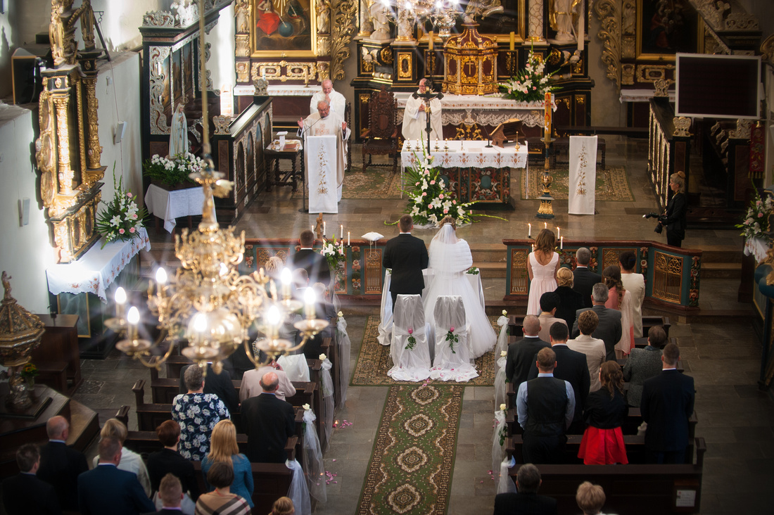 Ślub w kościele w Żarnowcu