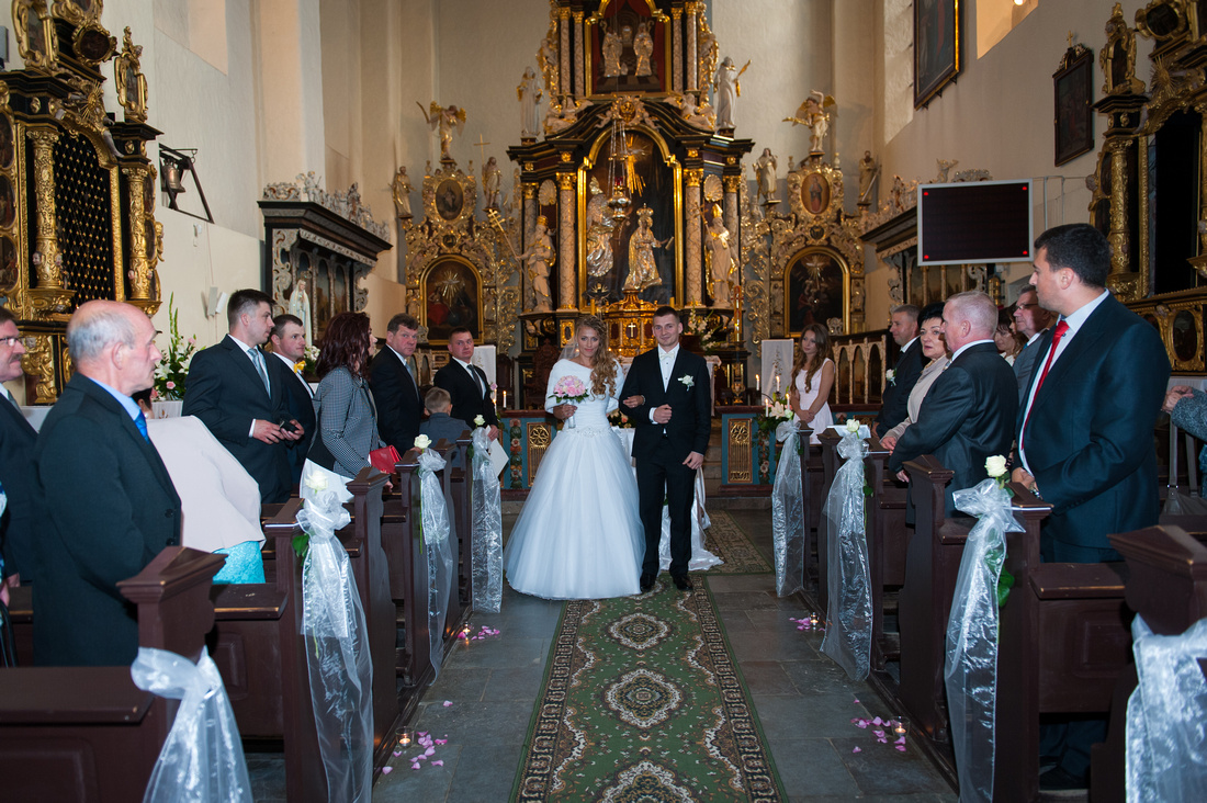 Ślub w kościele w Żarnowcu
