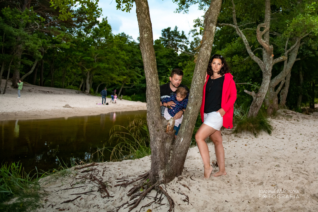 Rodzinna sesja zdjęciowa na plaży w Dębkach 