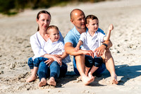 Sesja rodzinna o poranku na plaży w Dębakch