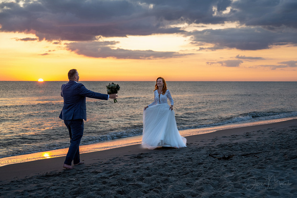 romantyczna sesja ślubna na plaży w Dębkach o wschodzie słońca