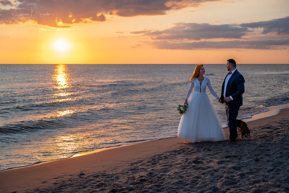 romantyczna sesja ślubna na plaży w Dębkach o wschodzie słońca