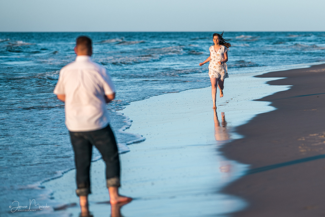 Romantyczna sesja narzeczeńska na plaży w Dębkach o zachodzie słońca