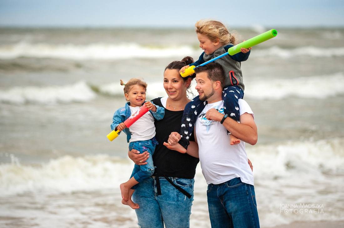 Rodzinna sesja zdjęciowa na plaży w Dębkach 