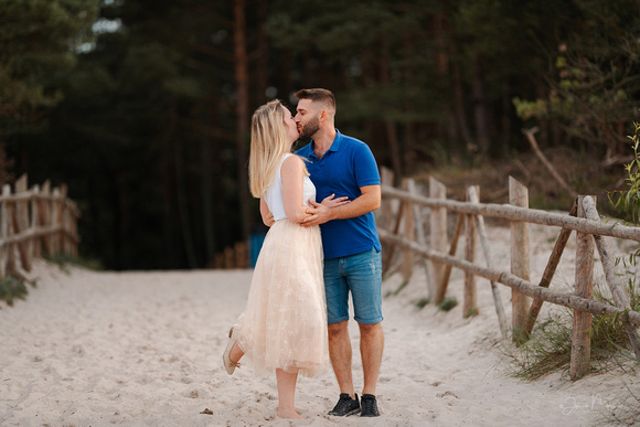 sesja narzeczeńska na plaży w Dębkach, fotograf ślubny Puck