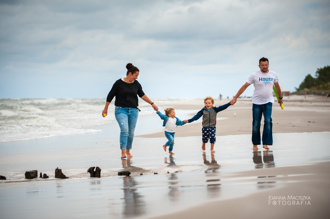 Rodzinna sesja zdjęciowa na plaży w Dębkach 