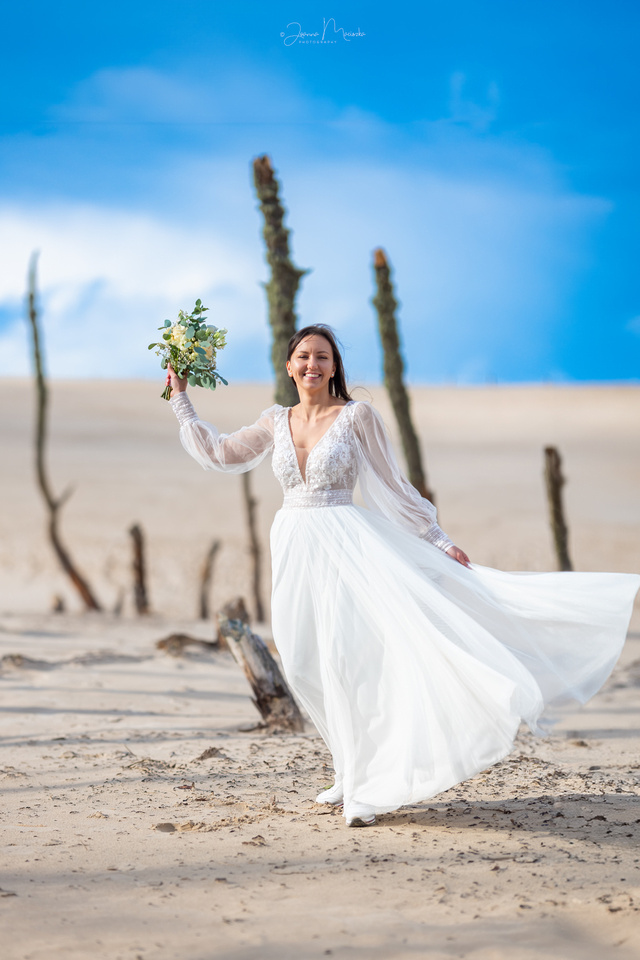 Panna Młoda na sesji ślubnej na ruchomych piaskach w Łebie