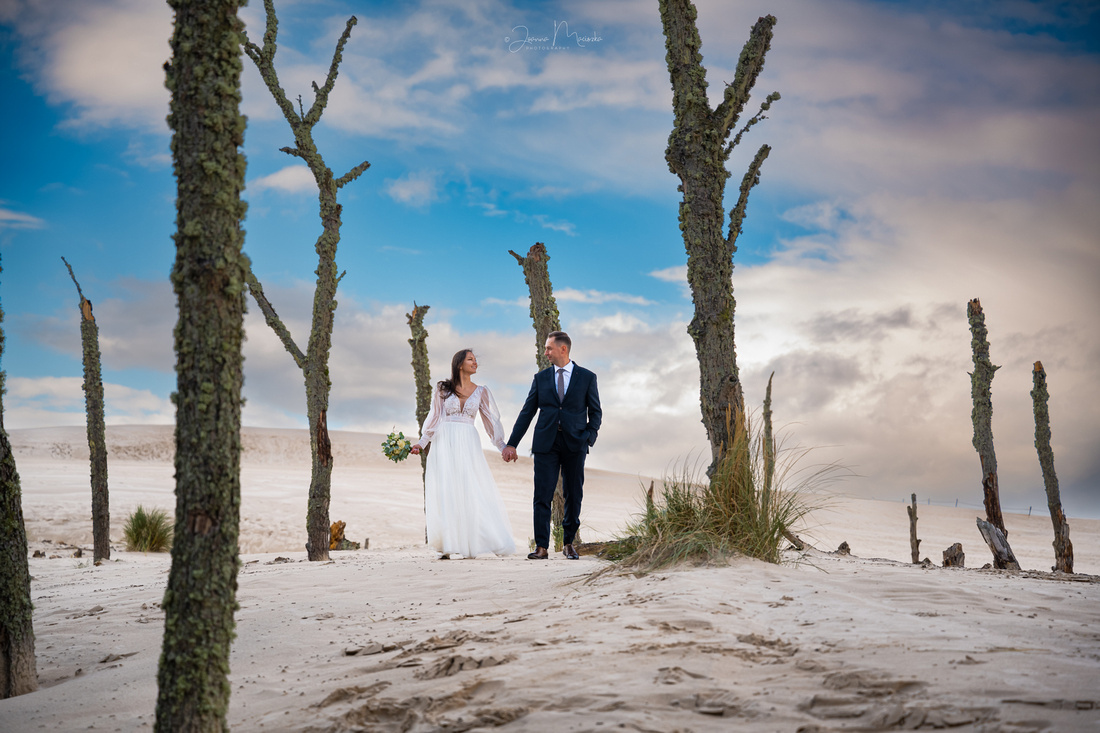 Piękna sesja  ślubna nad morzem na wydmach Słowińskiego Parku Narodowego