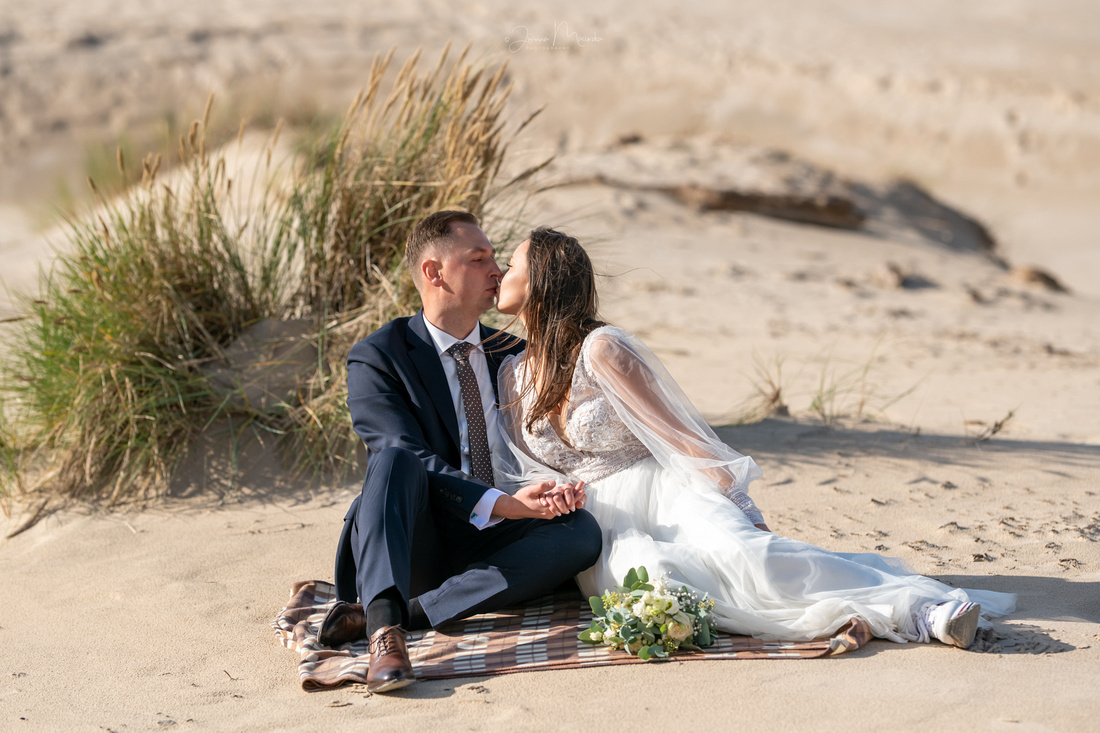 Sesja poślubna nad morzem na wydmach Słowińskiego Parku Narodowego