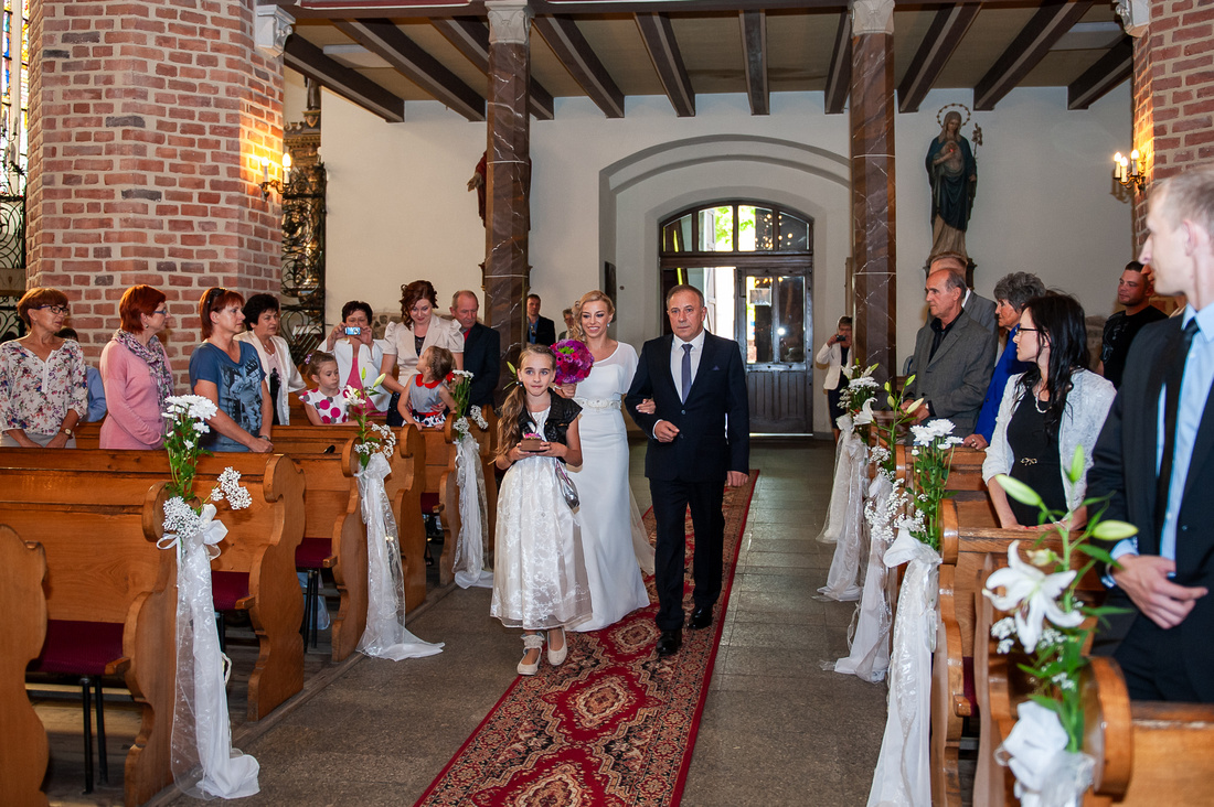 Wejście Panny Młodej z tatą do kościoła na ślub 