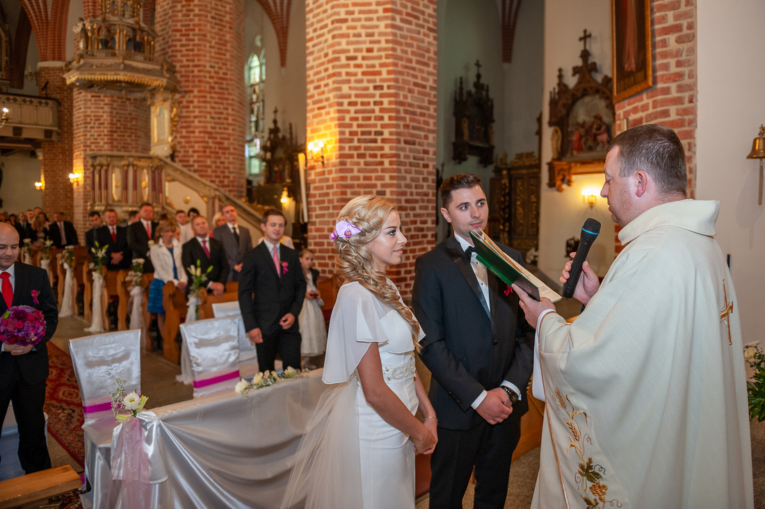 Przysięga małżeńska przed księdzem  w kościele w Pucku