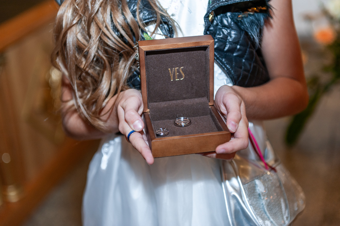 obrączki ślubne  podczas ceremonii w kościele trzyma w rękach dziewczynka