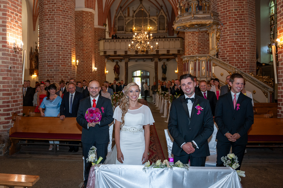 Para młoda podczas ceremonii ślubnej w kościele pw Piotra i Pawła w kościele w Pucku