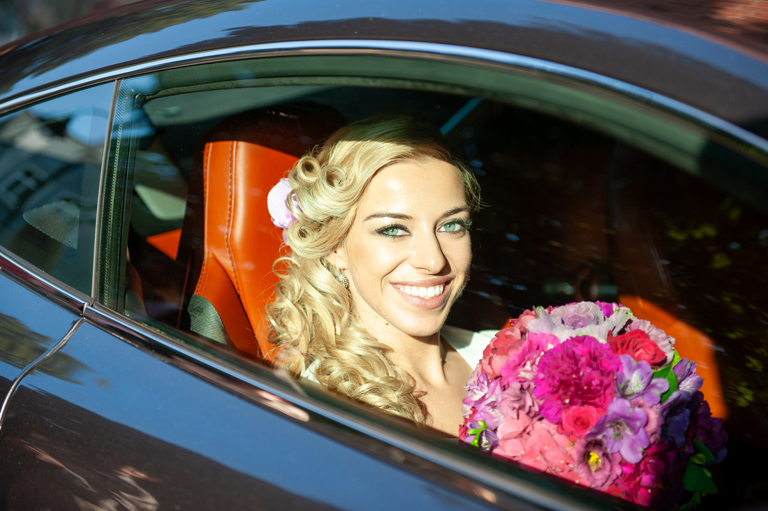 Portret Panny Młodej w samochodzie po ceremoni ślubnej
