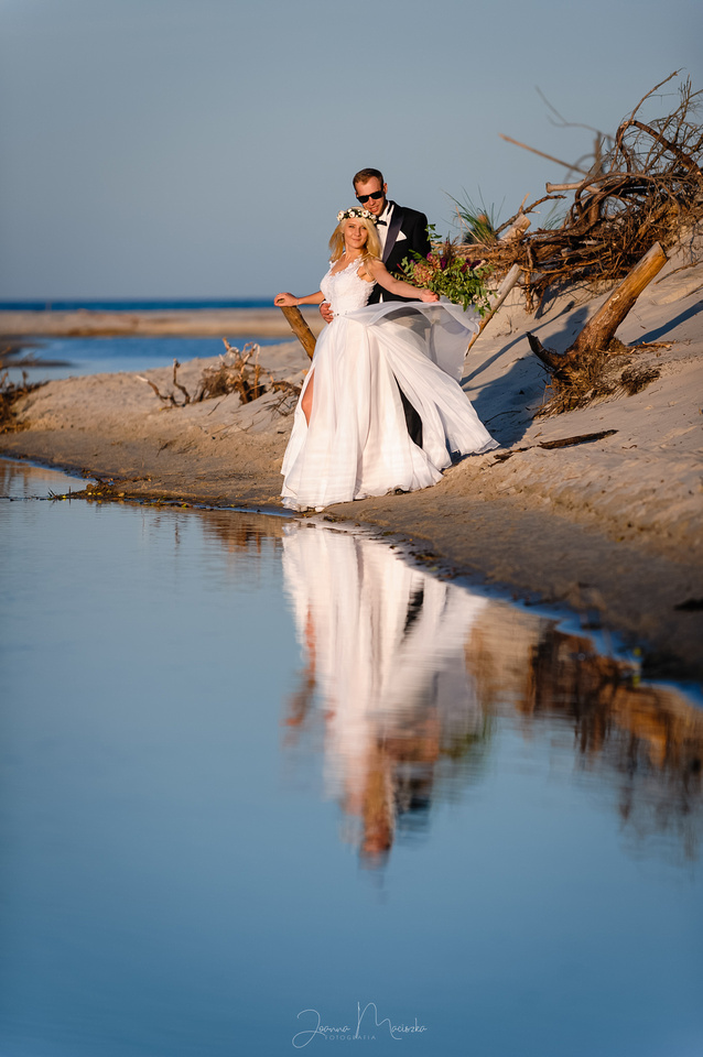 piękne zdjęcia z sesji ślubnej nad morzem w Dębkach