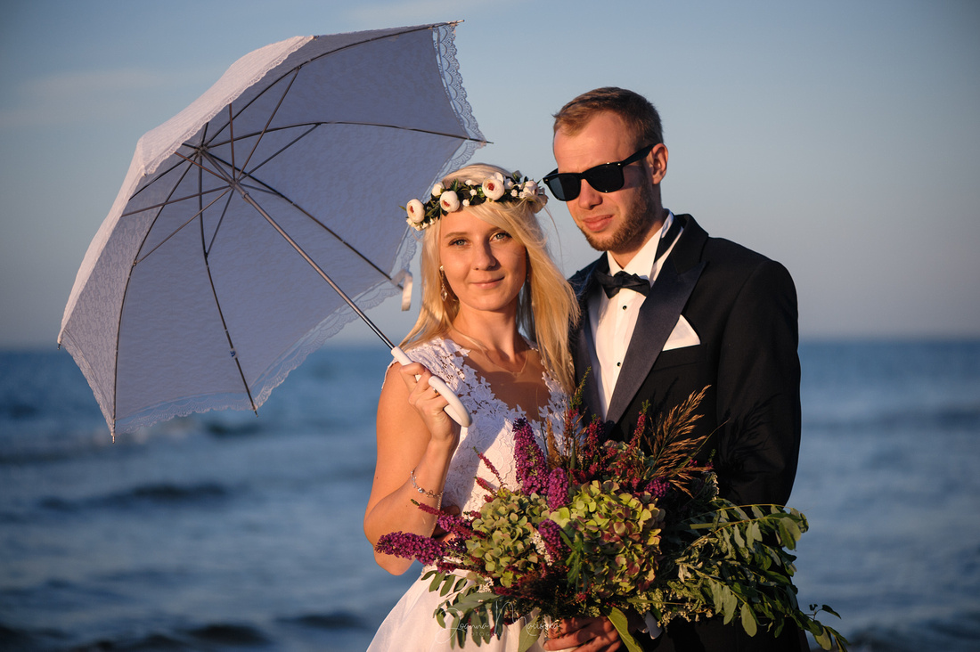 piękne zdjęcia z sesji ślubnej nad morzem w Dębkach
