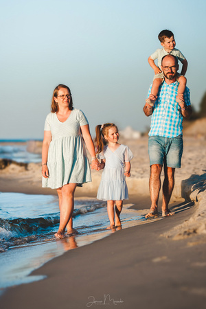 wesoła sesja fotograficzna rodzinna na plaży
