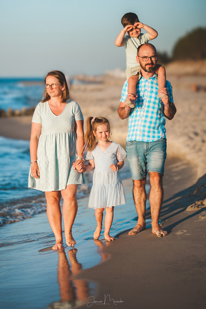 wesoła sesja fotograficzna rodzinna na plaży