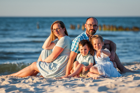 wesoła sesja fotograficzna rodzinna na plaży