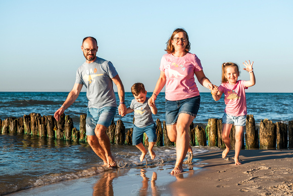 wesoła sesja fotograficzna rodzinna na plaży