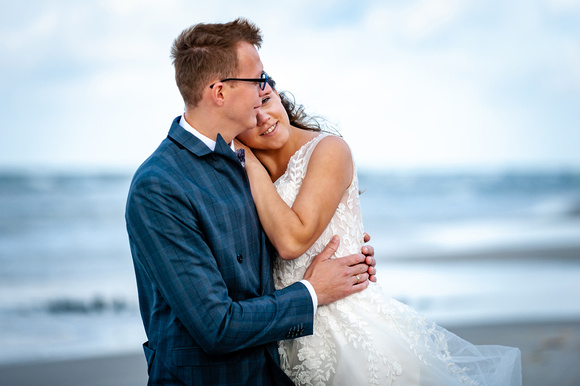 piękna sesja zdjęciowa po ślubie na szerokiej plaży w Dębkach,