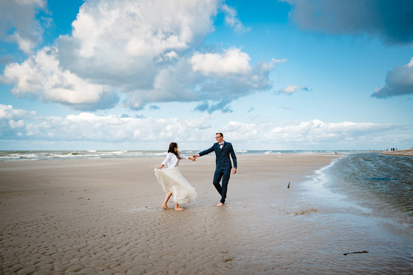 piękna sesja zdjęciowa po ślubie na szerokiej plaży w Dębkach,