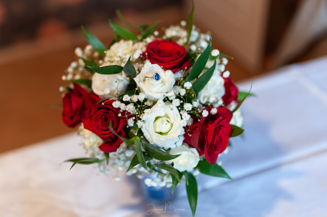 bukiet ślubny z biało czerwonych róż