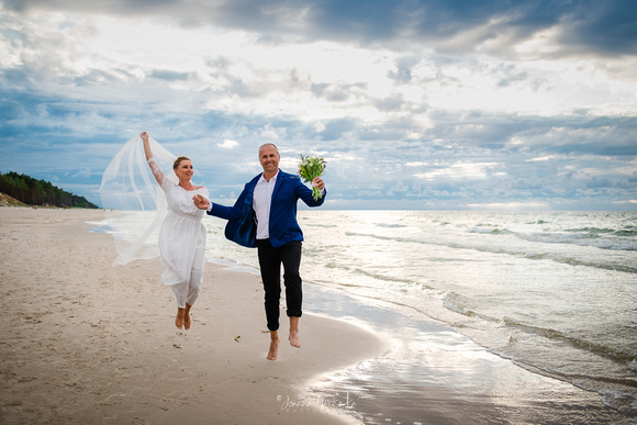 piękna, romantyczna sesja ślubna na plaży w Dębkach