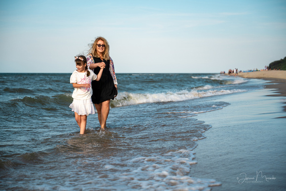 fotograf rodzinny pomorskie, sesja zdjęciowa na plaży, sesja rodzinna nad morzem, zdjęcia mamy z córką na plaży