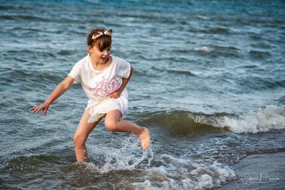 fotograf rodzinny pomorskie, sesja zdjęciowa na plaży, sesja rodzinna nad morzem, zdjęcia mamy z córką na plaży