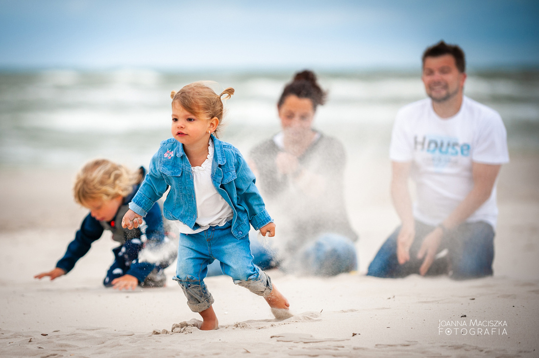 Rodzinna sesja zdjęciowa na plaży w Dębkach 