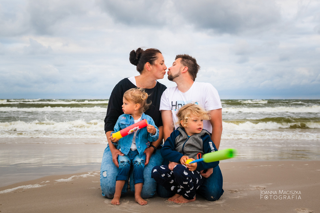 Rodzinna sesja zdjęciowa na plaży w Dębkach 