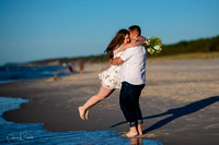sesja narzeczeńska nad morzem, romantyczne kadry zakochanych na plaży