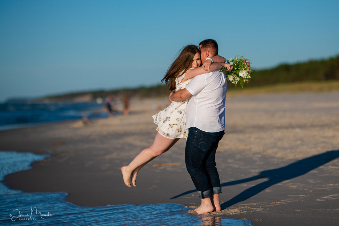 Romantyczna sesja narzeczeńska na plaży w Dębkach o zachodzie słońca