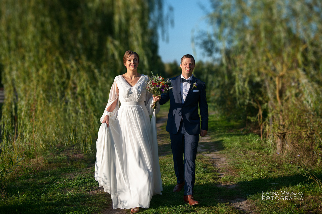 Szczęśliwa Para Młoda po ceremonii ślubnej w Ziołowym Zakądku