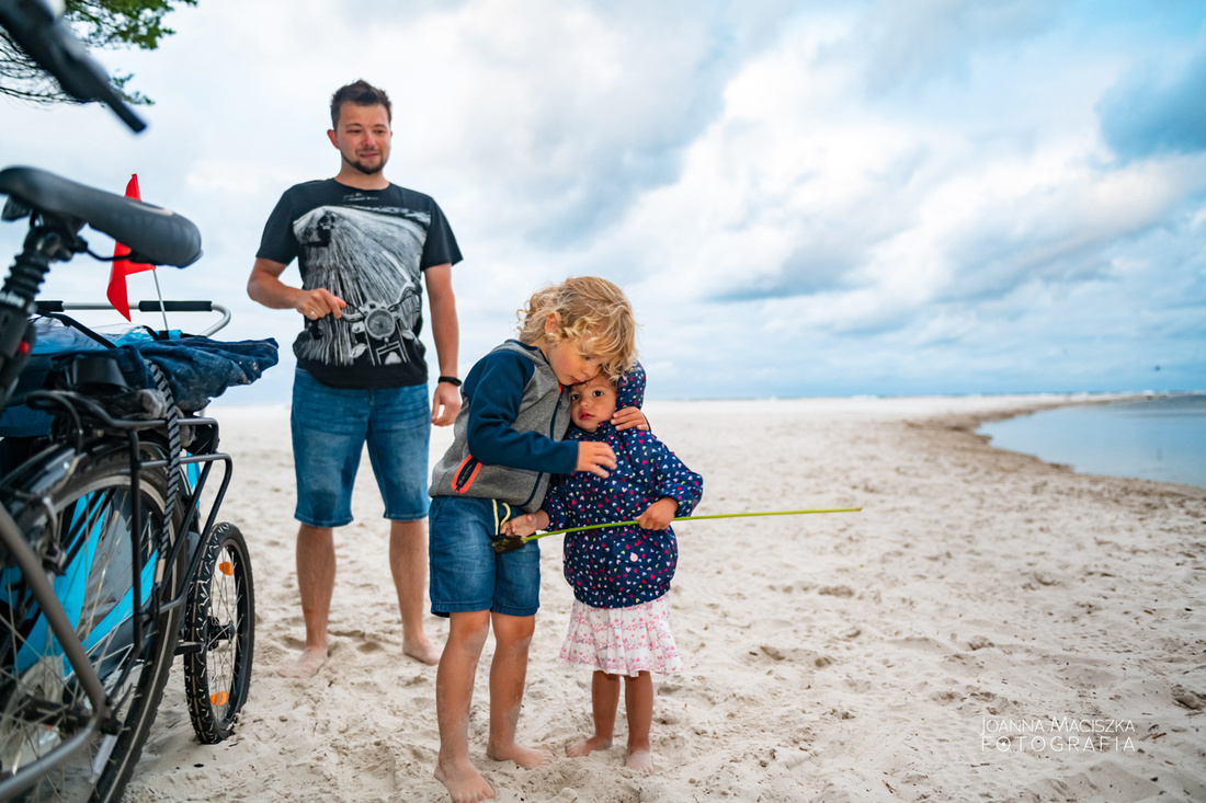 Rodzinna sesja zdjęciowa na plaży w Dębkach 