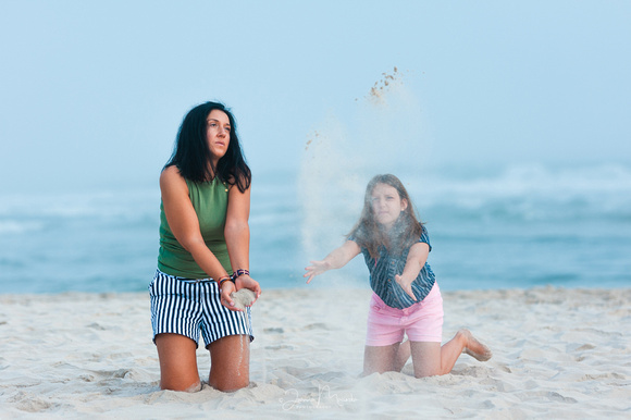 rodzinna sesja fotograficzna mamy z córką nad morzem w Dębkach
