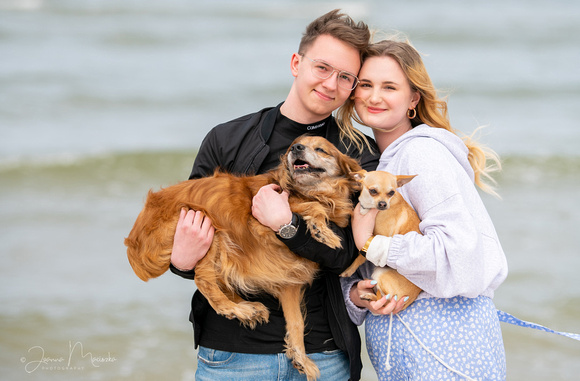 SESJA ZDJĘCIOWA NA PLAŻY  W DĘBKACH Z UKOCHANYMI PIESKAMI