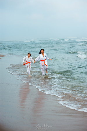 rodzinna sesja fotograficzna mamy z córką nad morzem w Dębkach